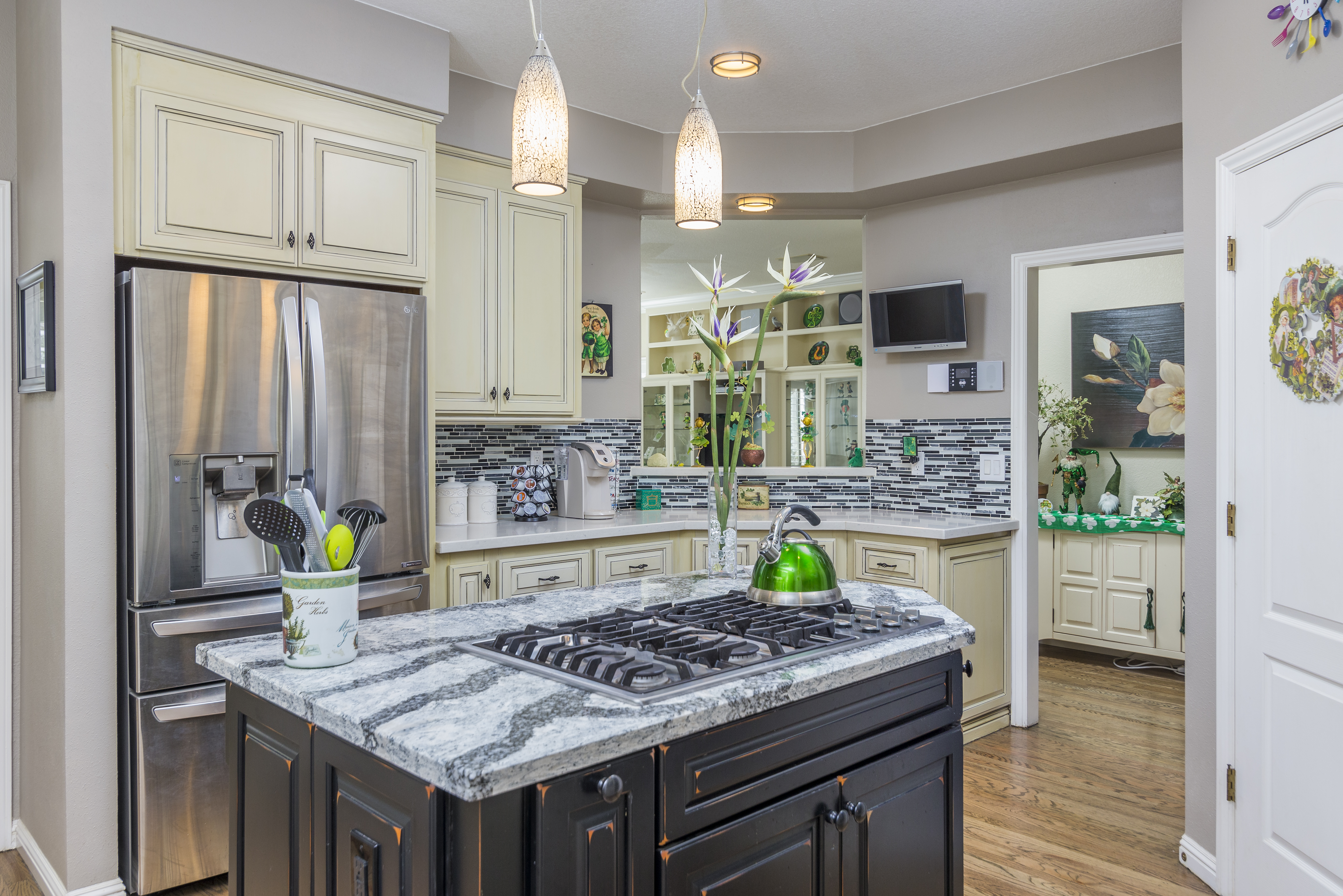 Toupin Construction kitchen remodel with two toned cabinets and granite countertops