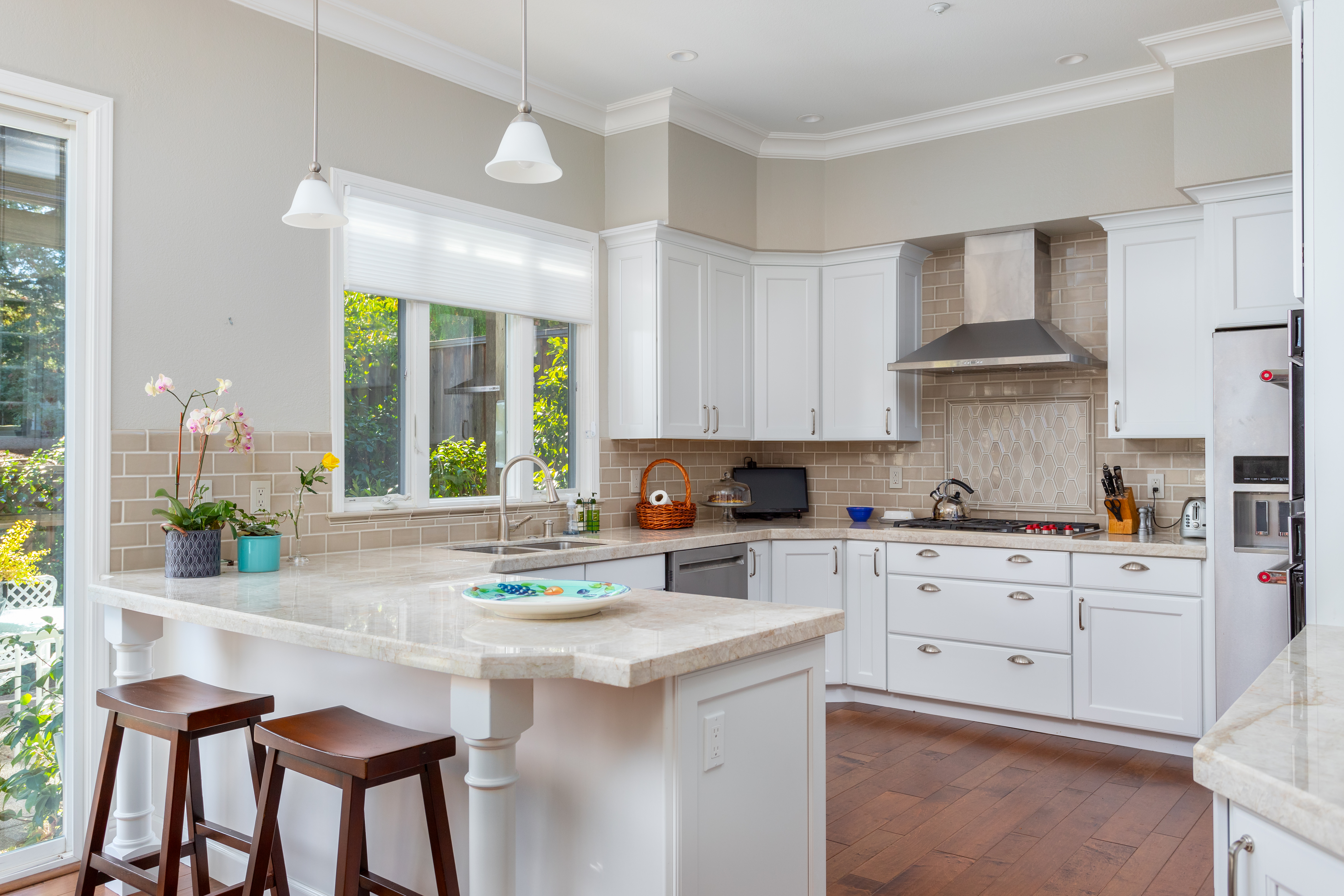 Toupin Construction kitchen remodel with peninsula and white kraftmaid cabinets