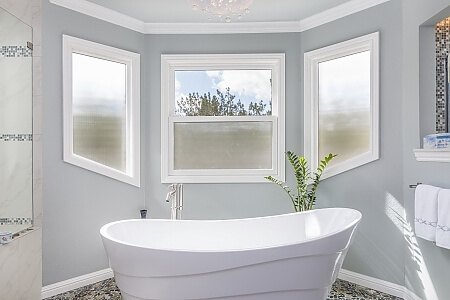  1555 Sorrell – Freestanding Tub with Bay Windows in Master Bath